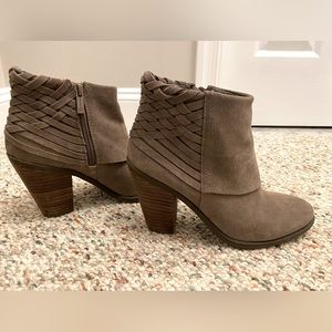 Jessica Simpson. Grey/Beige Suede Ankle Boots. Size 7